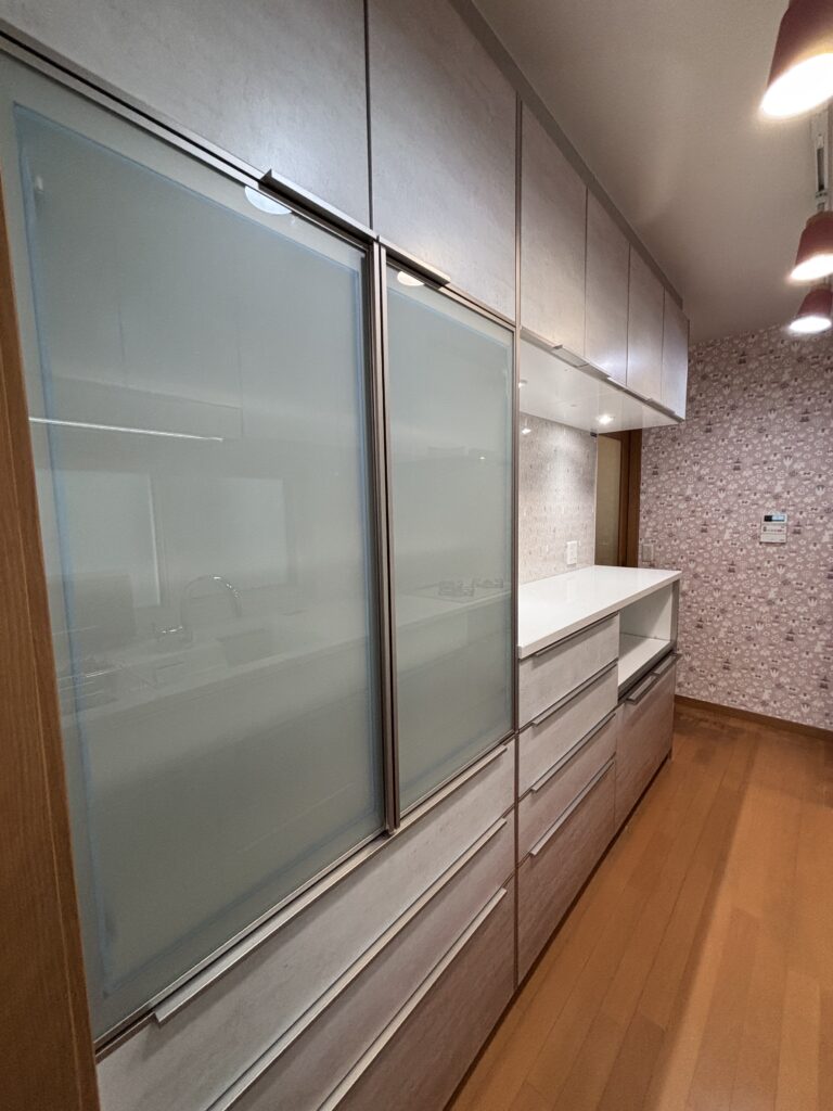 Takara standardのカップボード。ホーロー素材を使用している