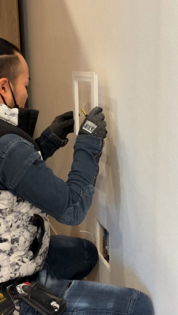 大工が作業用の点検口を設置