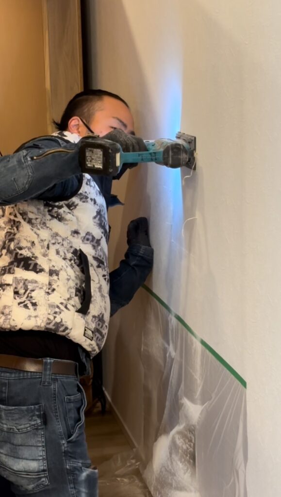 大工が作業用の点検口を設置