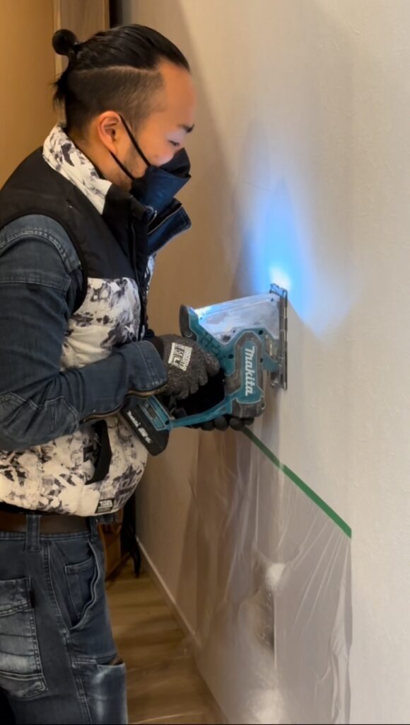 大工が作業用の点検口を設置