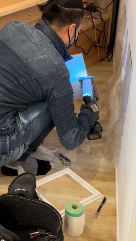 大工が点検口を閉じます