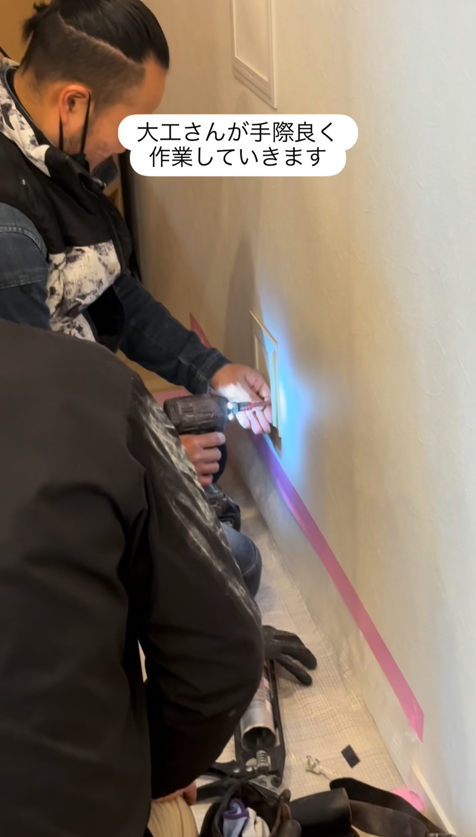 大工が点検口を閉じます